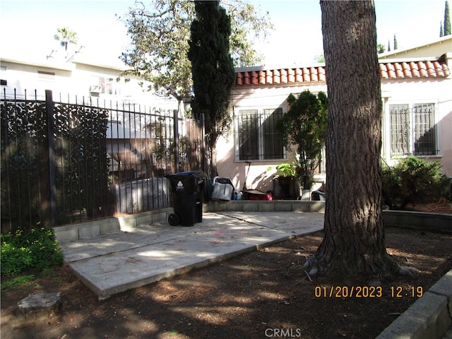 view of yard with a patio