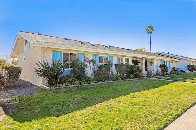 ranch-style home featuring a front lawn