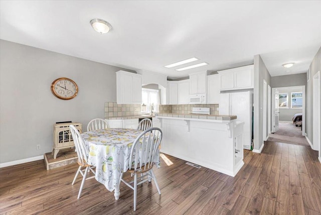 dining space featuring carpet flooring