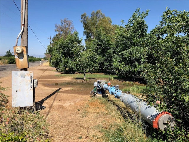 view of yard featuring a rural view