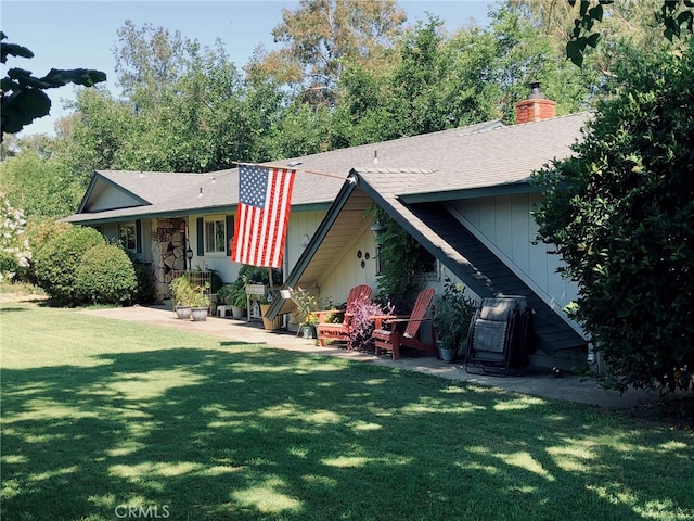 view of front facade featuring a front lawn