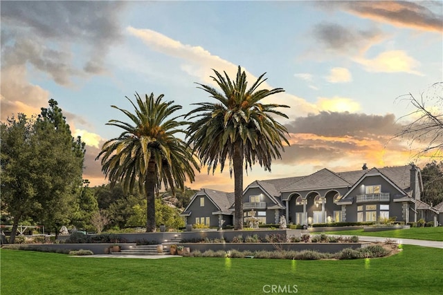 view of front of property featuring a lawn