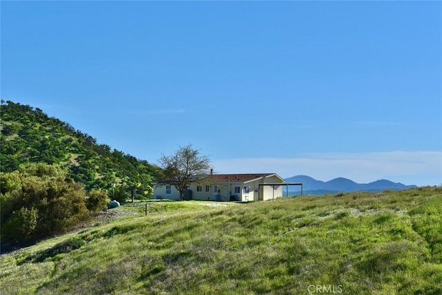 view of yard featuring a mountain view