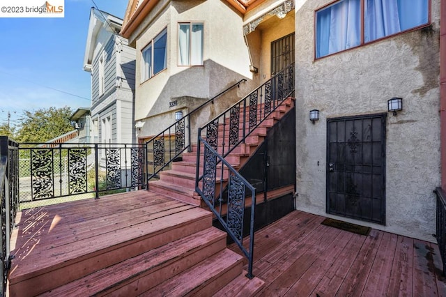 property entrance featuring a deck