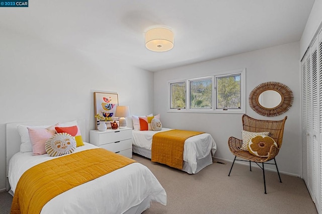 bedroom featuring carpet flooring and a closet