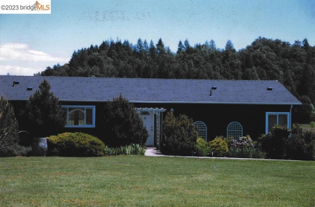 ranch-style home with a front yard