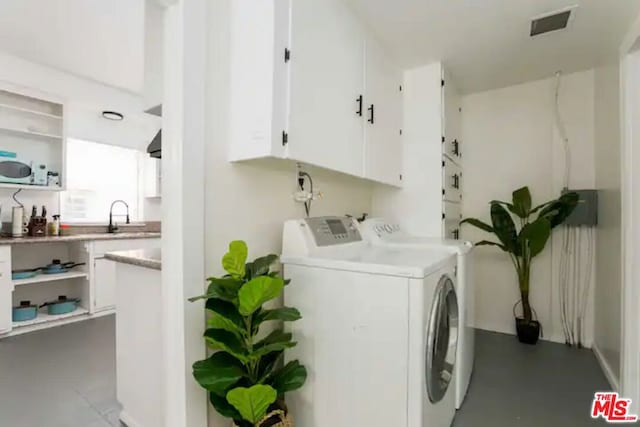 laundry area with sink and independent washer and dryer