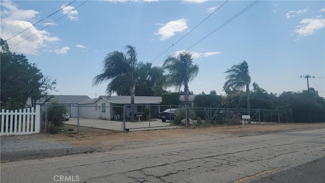 477 County Line Rd, Calimesa, CA 92320 - view of front of property with a fenced front yard