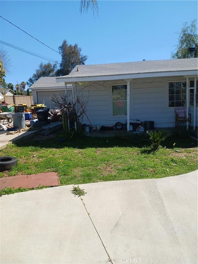 477 County Line Rd, Calimesa, CA 92320 - view of front facade with a front lawn and an attached garage