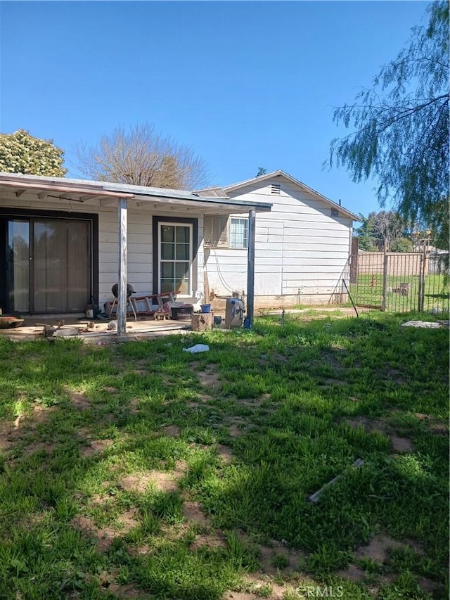 477 County Line Rd, Calimesa, CA 92320 - back of property featuring fence and a patio area