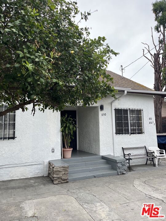 Listing photo 2 for 850 W 43rd Pl, Los Angeles CA 90037