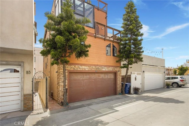 view of front facade featuring a garage