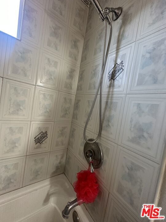 bathroom with shower / bathtub combination