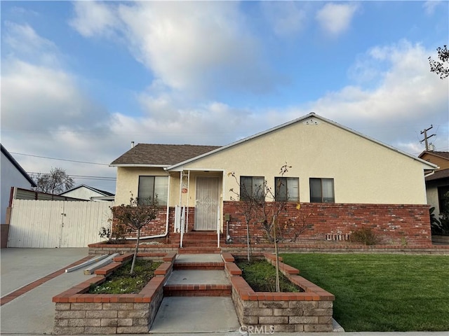 view of front of property with a front yard