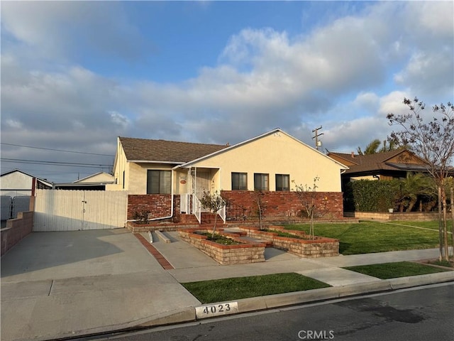 view of front of house with a front lawn