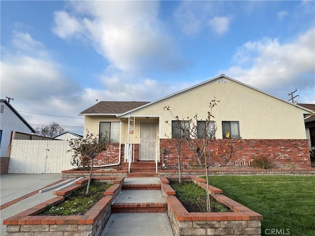 bungalow featuring a front lawn