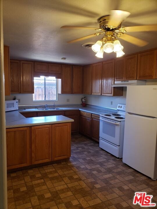 kitchen with white appliances, sink, kitchen peninsula, and ceiling fan