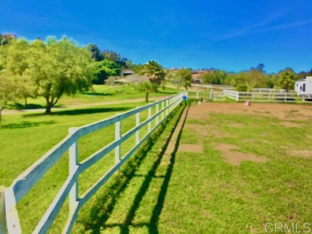 view of yard featuring a rural view