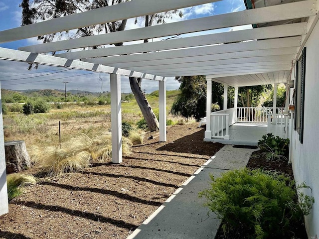 view of yard featuring a pergola