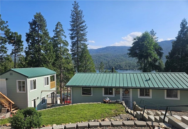 view of front facade with a mountain view and a front yard