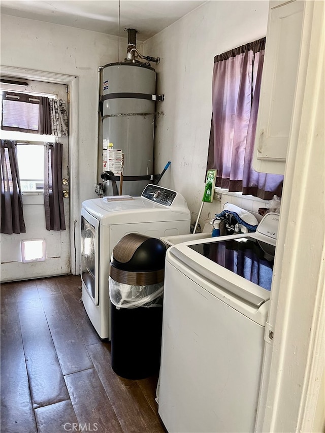 washroom featuring dark wood-type flooring, strapped water heater, and independent washer and dryer