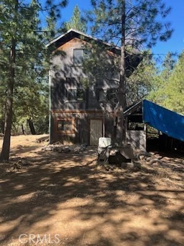 view of side of property with a storage shed