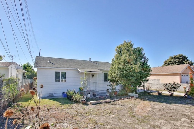 view of front of property featuring a front yard