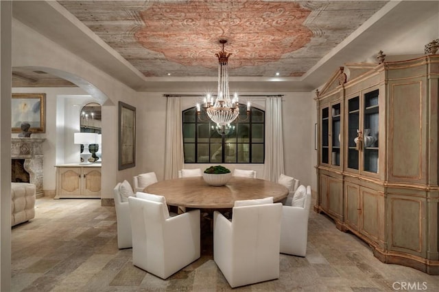 dining room featuring a raised ceiling and a notable chandelier