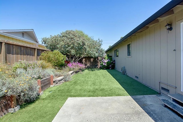 view of yard featuring a patio