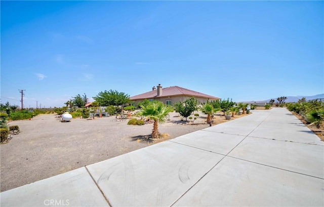 view of yard featuring a mountain view