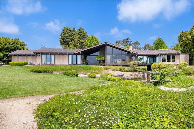 ranch-style home featuring a front lawn