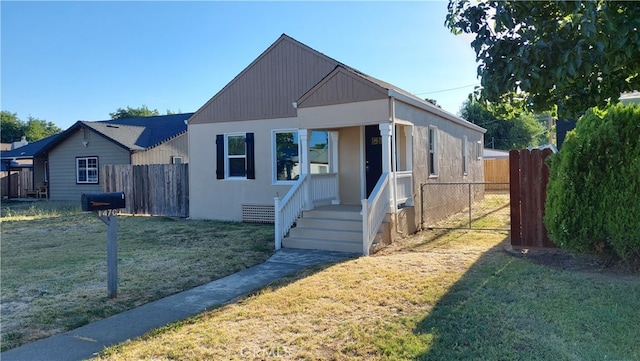 view of front of home featuring a front lawn