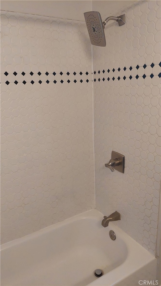 bathroom with tiled shower / bath combo