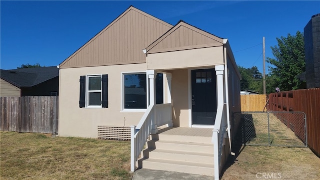 view of front facade featuring a front yard