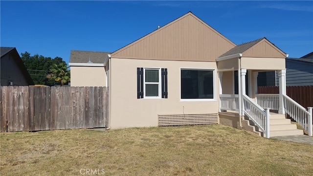 view of front facade featuring a front yard