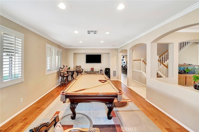 playroom featuring crown molding, billiards, and light hardwood / wood-style flooring