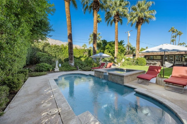 view of swimming pool with an in ground hot tub and a patio area