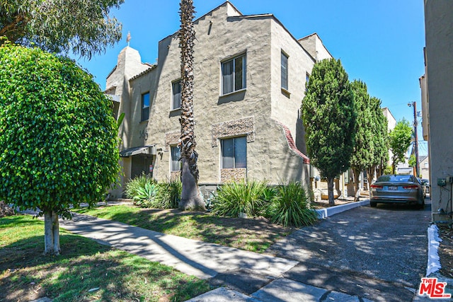 view of front facade with a front lawn