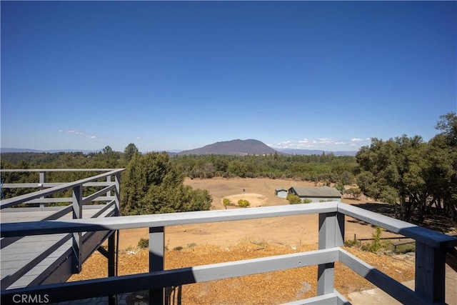 view of yard featuring a mountain view