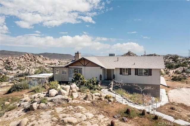 view of front of property featuring a mountain view