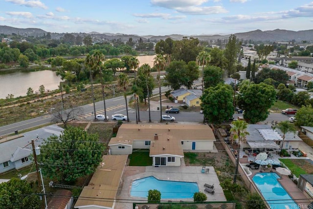 birds eye view of property featuring a mountain view