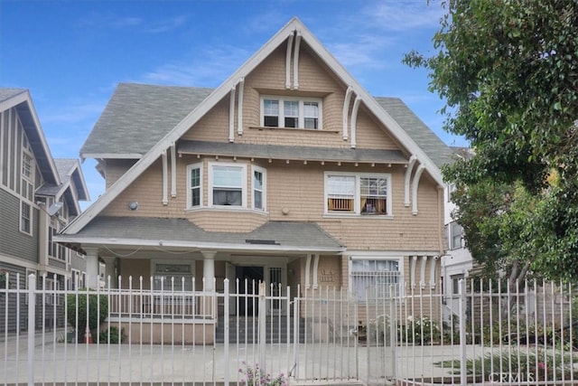 view of front of house featuring a fenced front yard