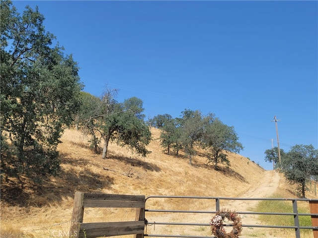 view of yard featuring a rural view