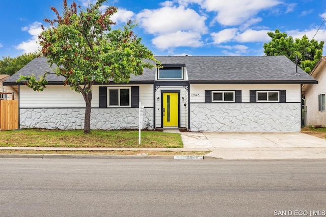 view of front of property with a front lawn