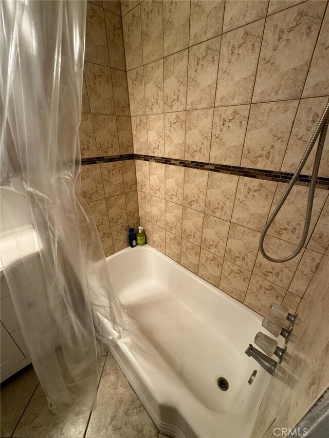 bathroom with shower / tub combo