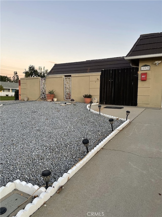 view of yard at dusk