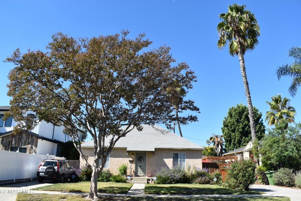 single story home featuring a front lawn