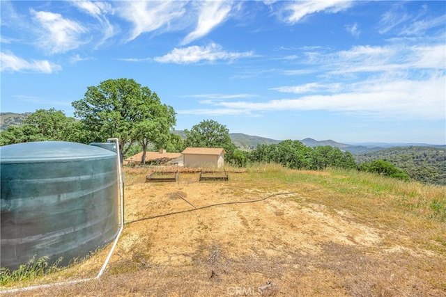 view of yard featuring a mountain view