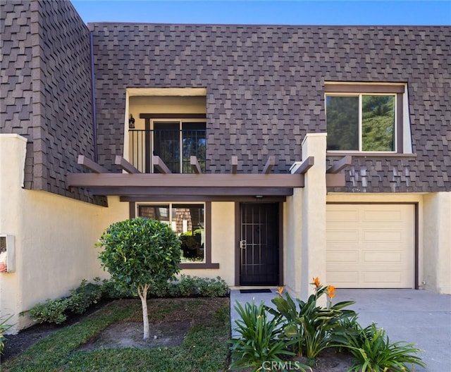 view of front facade featuring a garage