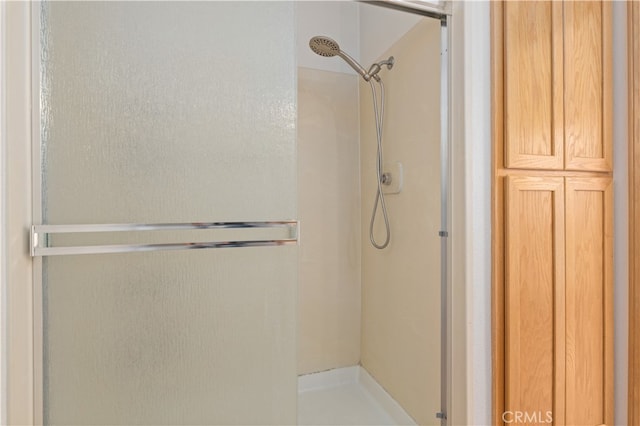 bathroom featuring tiled shower